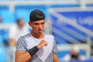 Mladi hrvatski tenisač Dino Prižmić (18) plasirao se jučer u drugo kolo ATP turnira u Stockholmu