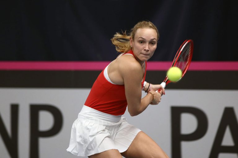 Najbolja hrvatska tenisačica Donna Vekić poražena je u srijedu u susretu prvog kola skupine "orhideja" na WTA Elite turniru u Zhuhaiju, bolja od nje je, nakon nešto manje od tri sata igre, sa 6-4, 6-7 (6) i 6-4 bila Kineskinja Quinwen Zheng.