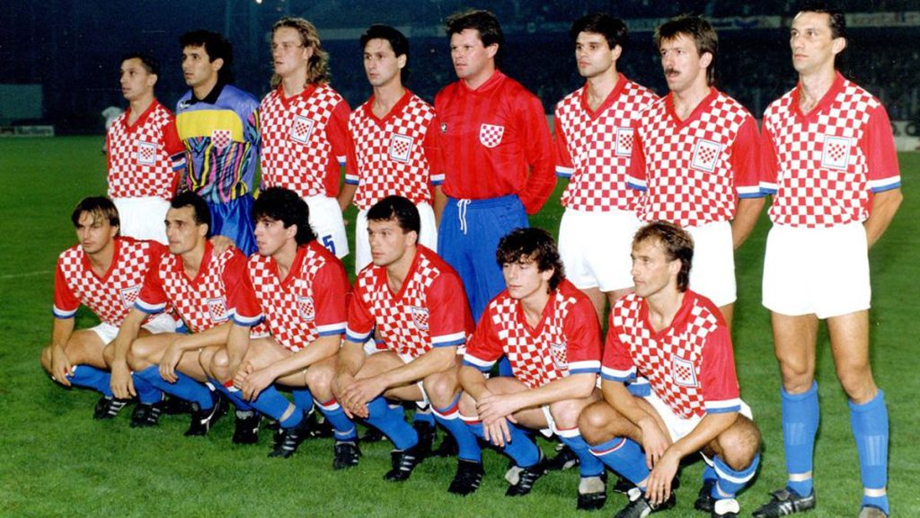 Na današnji dan prije točno 33 godine hrvatska nogometna reprezentacija odigrala je prvu utakmicu pobijedivši na stadionu Maksimir, pred 30.000 gledatelja, reprezentaciju Sjedinjenih Američkih Država sa 2-1.