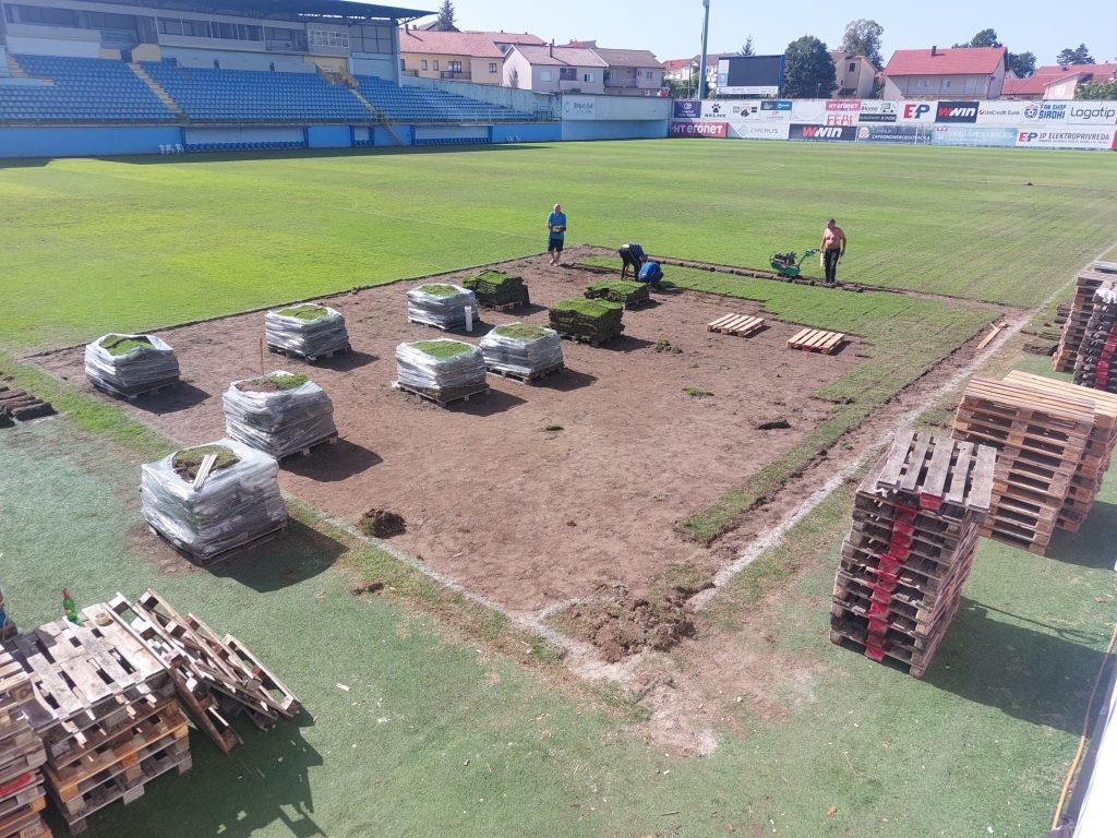 Obnavlja se travnjak stadiona Pecara
