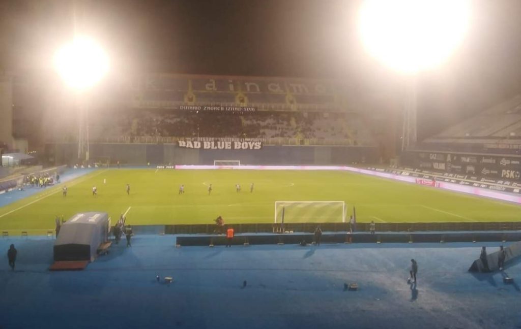 Nogometaši Dinama pobijedili su na maksimirskom stadionu Osijek 2-1 (1-0) u derbi utakmici 16. kola SuperSport HNL-a, a gol odluke postignut je u 90. minuti.